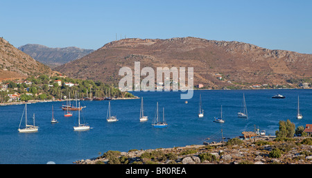 Segelboote in der Bucht in der Nähe von Stadt Bozburun, Bozburun Halbinsel, türkischen Ägäis, Türkei Stockfoto