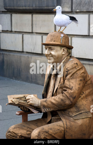 Menschliche Statue Mann mit einer Möwe sitzt auf seinen Hut während des Edinburgh Festival, Schottland. Stockfoto