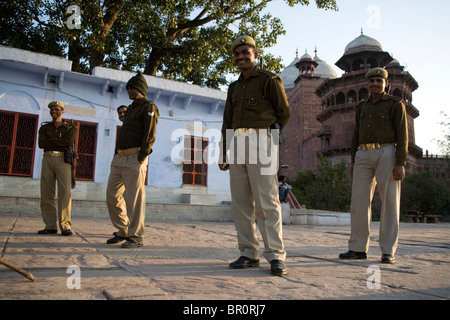 Armee Men im Schutz des Taj Mahal, Agra, Indien. Stockfoto