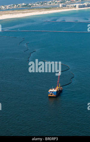 Gefäß schützende Ölsperre, Perdido Pass Orange Beach, Alabama zu legen. Stockfoto