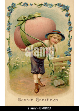 Eine Postkarte Ostern eines jungen mit einer großen Osterei auf seinem Rücken Stockfoto
