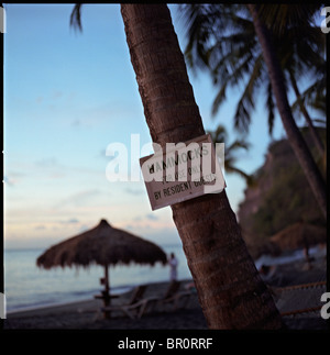 Ein Warnsignal verbietet nicht zahlende Besucher mit den Hängematten am Strand von St. Lucia Stockfoto