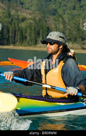 Neuseeland, Südinsel, Marlborough Sounds. Lloyd Stetson Seekajak in Nydia Bucht. Stockfoto