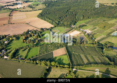 Das Cotswold Village in Hailes, Gloucestershire, Großbritannien, einschließlich der Obstgärten der Hayles Fruit Farm aus der Vogelperspektive. Stockfoto