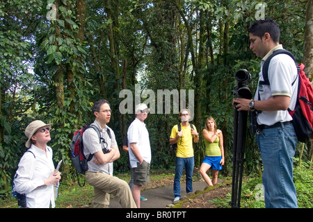 Naturführer im Gespräch mit einer Gruppe von Ornithologen im Arenal Volcano National Park in der Nähe von La Fortuna, San Carlos, Costa Rica. Stockfoto