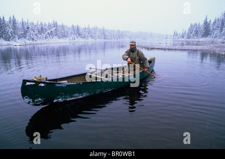 Ein Ente Jäger legt in seinem Kanu auf Norton Pool, New Hampshire. Stockfoto