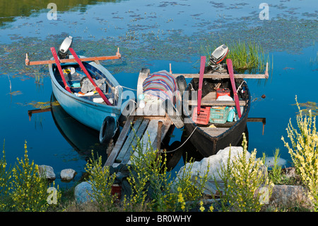 Traditionelle Fischerboote am Ufer des Prespa See Psaradhes, Mazedonien, Nordgriechenland. Stockfoto