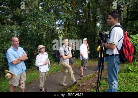 Naturführer im Gespräch mit einer Gruppe von Ornithologen im Arenal Volcano National Park in der Nähe von La Fortuna, San Carlos, Costa Rica. Stockfoto