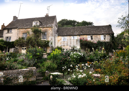 Außen aus einer Reihe von Cotswold Hütten Gloucestershire UK Stockfoto