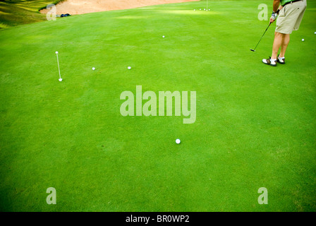 Ein männlichen Golfer setzt auf dem Grün in Georgien. Stockfoto