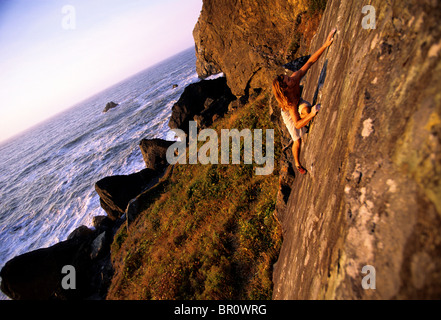 Ein Mann ist Bouldern am Meer in Nord-Kalifornien. Stockfoto