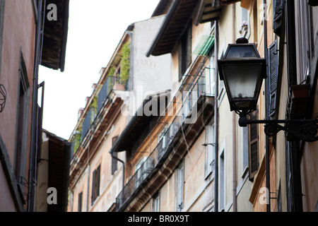 Suchen Sie sich eine typische Straße im Stadtteil Trastevere in Rom, Italien Stockfoto
