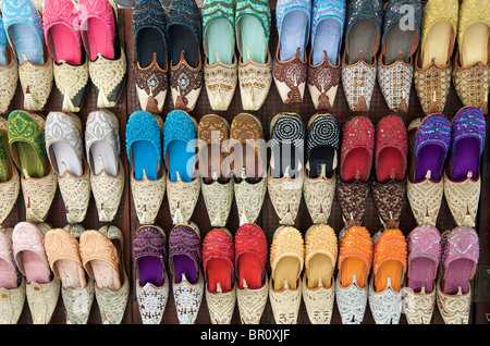 Traditionelle Schuhe zum Verkauf in Bur Dubai Souk Old Dubai VAE Stockfoto