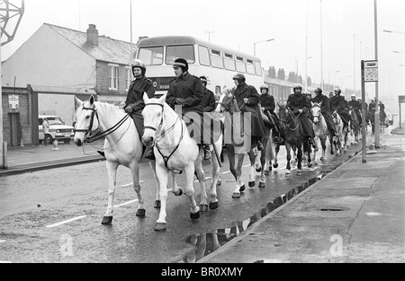 Mounted Police Officers kommen für das FA Cup Halbfinale in Hillsborough in Sheffield, um das FA CUP HALBFINALE SPURS V WÖLVES England Großbritannien zu erreichen. Bild von DAVID BAGNALL Stockfoto