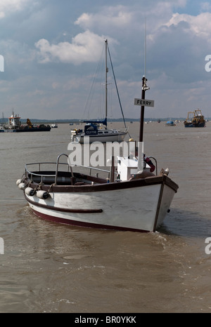 Die Fähre überquert den Fluss Deben bei Bawdsey Ferry Suffolk East Anglia England UK EU Stockfoto