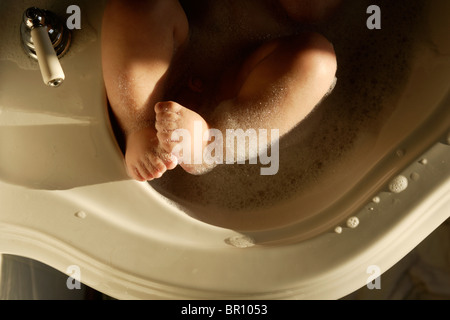 Ein kleinen Jungen nimmt ein Bad in seinem Haus in Massachusetts. Stockfoto