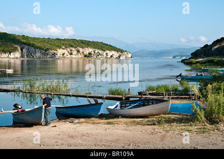 Am frühen Morgen auf dem Ufer des Prespa-See bei Psaradhes; Mazedonien, Nordgriechenland. Stockfoto