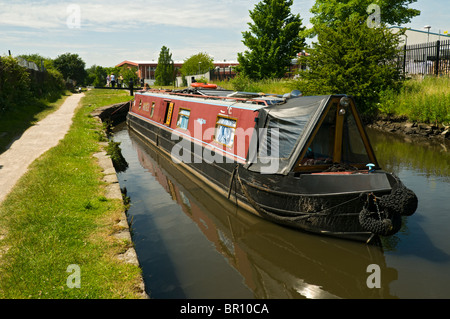 Ein Kanal Narrowboat durchläuft eine Sperre auf dem Ashton Kanal in Droylsden, Tameside, Manchester, England, UK Stockfoto