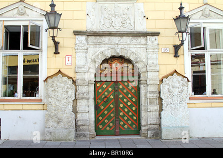 Grün, gold und rot verzierten Tür auf das Haus der Bruderschaft der Schwarzhäupter in Tallinn, Estland Stockfoto