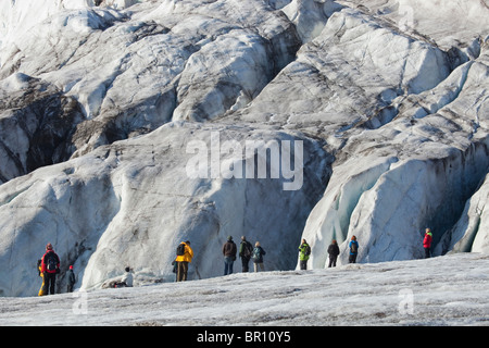Gletscher und Touristen auf Spitzbergen, Arktis. Stockfoto
