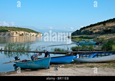 Am frühen Morgen auf dem Ufer des Prespa-See bei Psaradhes; Mazedonien, Nordgriechenland. Stockfoto