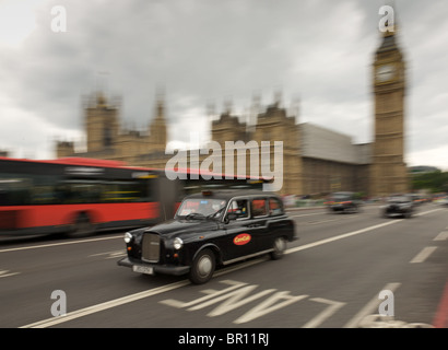 Taxi auf Westminster Bridge mit Houses of Parliament im Hintergrund verschieben Stockfoto