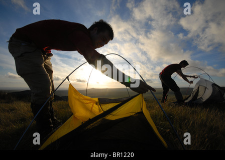 Einrichten der Zelte auf Dartmoor, England Stockfoto