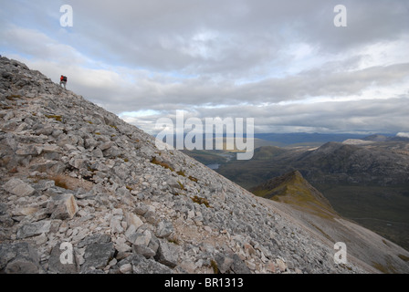 Klettern auf den Gipfel des Spidean Coire Nan Clach an Beinn Eighe, Torridon National Nature Reserve, Schottland. Stockfoto