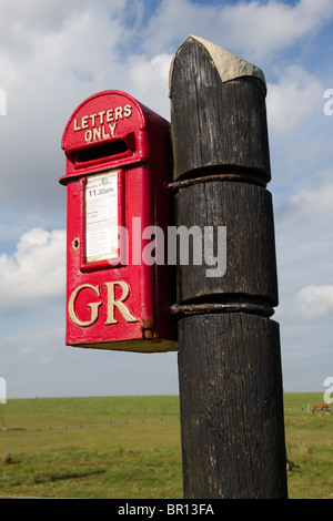 Royal Mail GR Georges Herrschaft King George VI., Red Letter Box on a wood post, Cruden Bay, Aberdeenshire, Schottland, Großbritannien Stockfoto