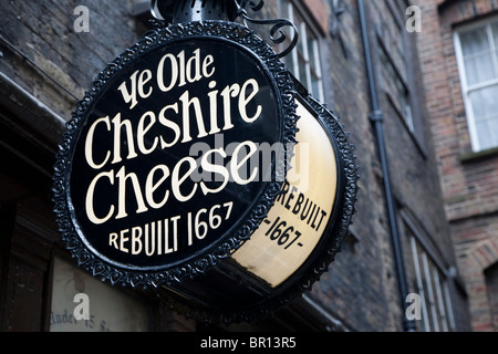 Ye Olde Cheshire Cheese Pub Schild im Zentrum von London Stockfoto