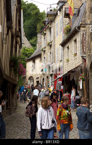 Rue du Petite Fort in die Stadt Dinan in Brittany France Stockfoto