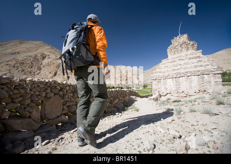 Mann geht vorbei an buddhistischen Chorten oder Stupa während Treks in Ladakh, Indien. Stockfoto