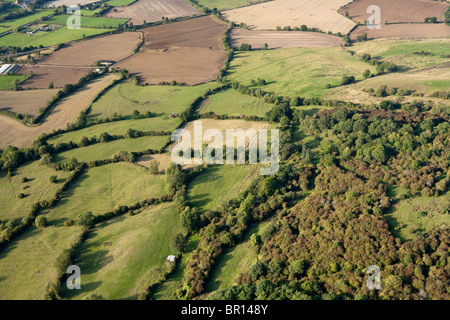 Typisch englische Landschaft - kleine Felder, Hecken und Wälder auf den Cotswolds nordöstlich von Winchcombe, Gloucestershire UK Stockfoto