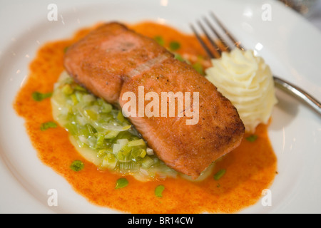 Nahaufnahme von gekochten Alaska Wildlachs auf Teller im Restaurant. Stockfoto