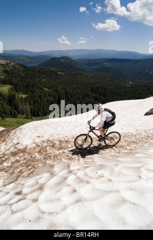 Ein Mann auf einem Mountainbike über Schnee auf Donner Summit in Kalifornien. Stockfoto