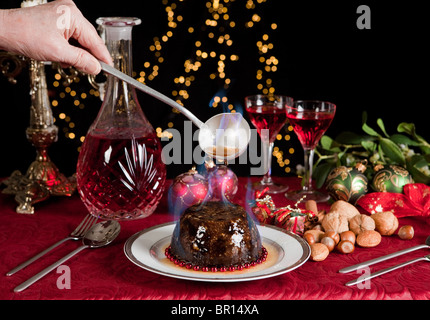 Weihnachten-Tisch mit Xmas Pudding als Nachtisch Stockfoto
