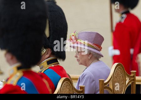 Ihre Majestät die Königin (und der Prinz Philip). "Ganz oben auf die Farbe" 2010 Stockfoto