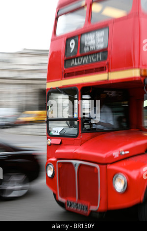 Londoner Routemaster Bus in Bewegung auf dem Trafalgar Square Stockfoto