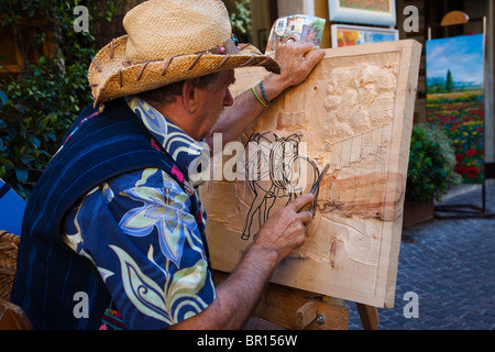 Streetart-Künstler schnitzen eine hölzerne Szene arbeiten in der Künstler-Viertel, Bardolino, Gardasee, Italien Stockfoto