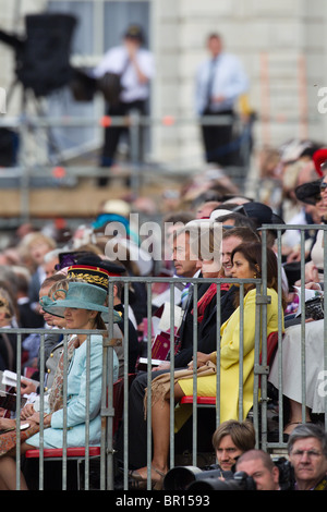 Zuschauern, Fotografen, Fernsehen. "Trooping die Farbe" 2010 Stockfoto