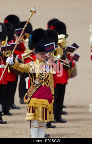 Tambourmajor und Musiker der Massed Bands. "Trooping die Farbe" 2010 Stockfoto