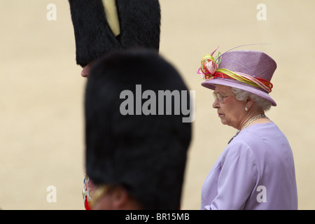 Ihre Majestät die Königin (und der Prinz Philip). "Ganz oben auf die Farbe" 2010 Stockfoto