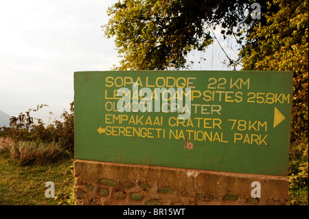 Schild, Ngorongoro Crater Rim, Ngorongoro Conservation Area, Tansania Stockfoto