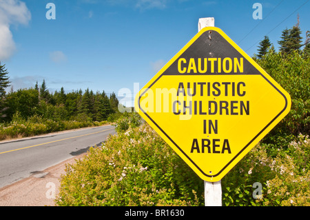 Vorsicht autistische Kinder im Bereich, Verkehrszeichen, Elliston, Halbinsel Bonavista, Neufundland, Kanada Stockfoto