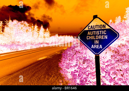 Vorsicht autistische Kinder im Bereich, Straßenschild, Elliston, Neufundland, Kanada; negativen Begriff Autistische Symptome veranschaulichen Stockfoto