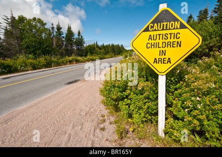 Vorsicht autistische Kinder im Bereich, Verkehrszeichen, Elliston, Halbinsel Bonavista, Neufundland, Kanada Stockfoto