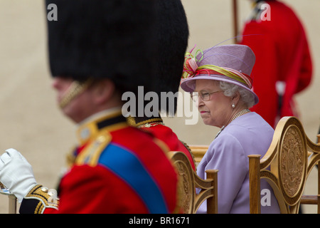 Ihre Majestät die Königin (und der Prinz Philip). "Ganz oben auf die Farbe" 2010 Stockfoto