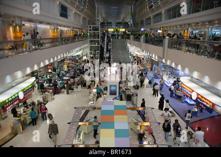 Duty-Free-Bereich in der Scheich Rashid Abflugterminal am Flughafen Dubai, Vereinigte Arabische Emirate. Stockfoto