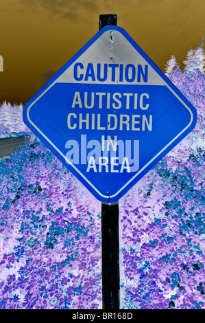 Vorsicht autistische Kinder im Bereich, Straßenschild, Elliston, Neufundland, Kanada; negativen Begriff Autistische Symptome veranschaulichen Stockfoto