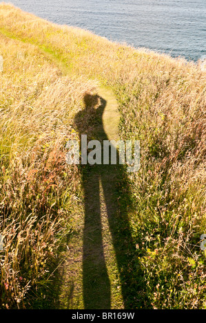 Lange Schatten der Fotograf im späten Nachmittag Licht, Sherwink Trail in der Nähe von Trinity East, Neufundland, Kanada Stockfoto